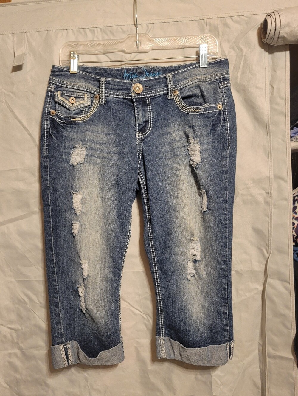 Distressed Rolled-Cuff Women’s Jeans - Blue